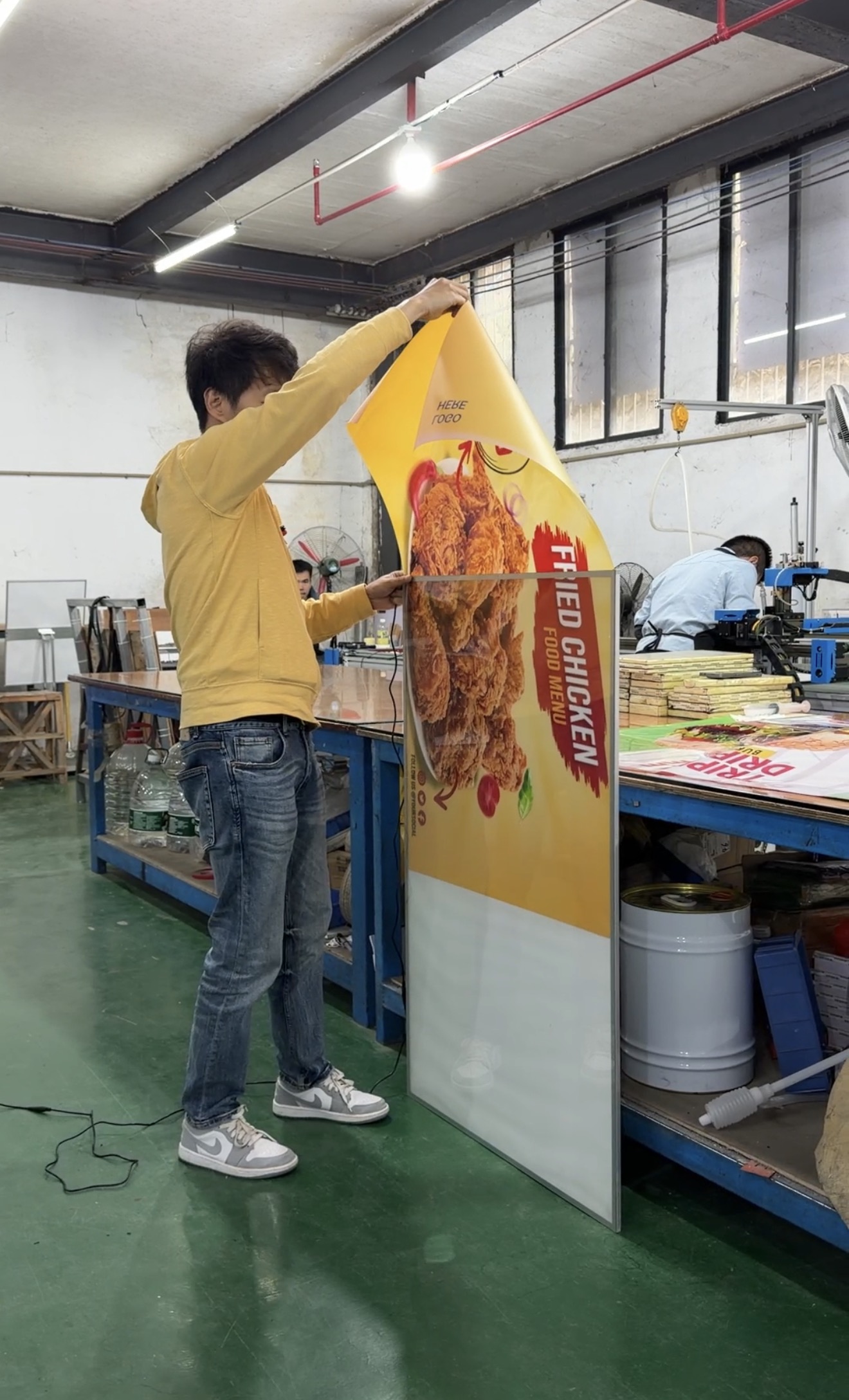 GB 50016-2014标准下连锁店的灯箱广告牌安全合规指南：亮欣光电的扎实实践
