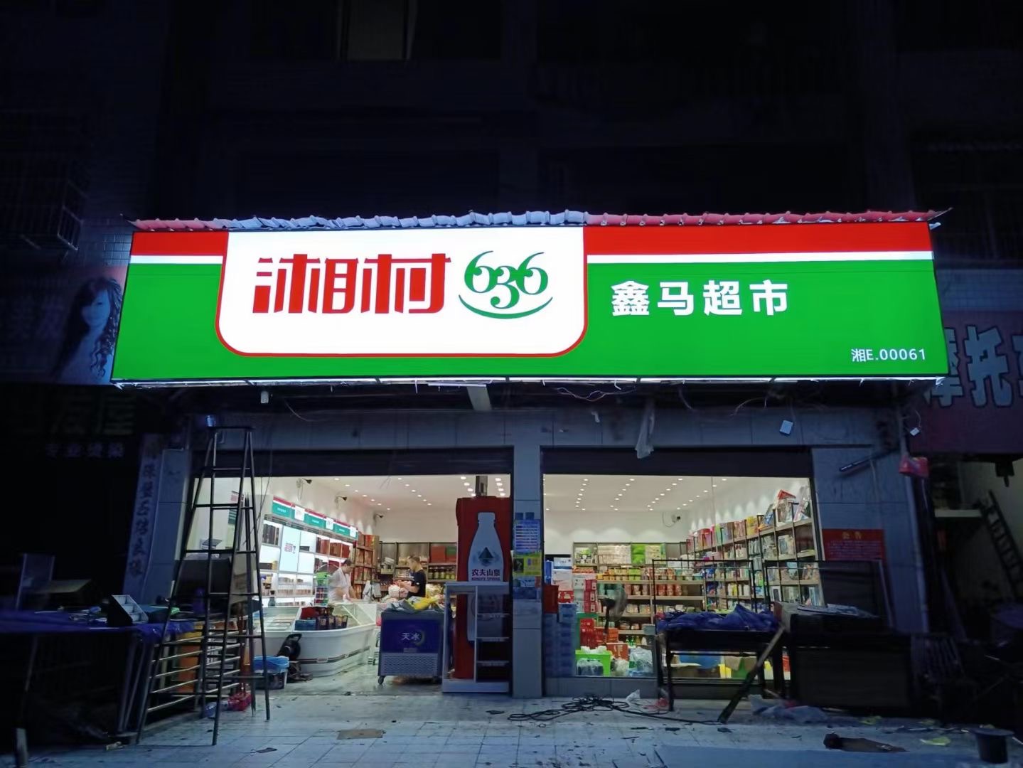 户外3M贴膜灯箱应用案例